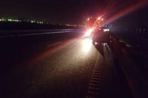 FOTO. Accident pe Autostrada Sebeş-Sibiu: Trei persoane la spital după ce un şofer a adormit la volan