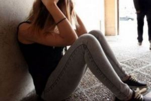 O FETIȚĂ de 13 ani s-a ARUNCAT de la BALCON. Totul a pornit de la un TELEFON