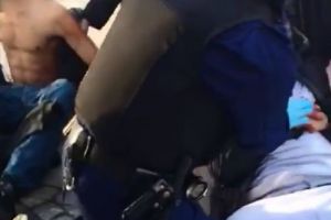 Atac SĂNGEROS al unui bărbat disperat. Trei pesoane au fost înjunghiate