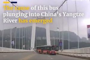 Accident cutremurător! Un autobuz a căzut de pe un pod. Șoferul se răfuia cu o pasageră - VIDEO