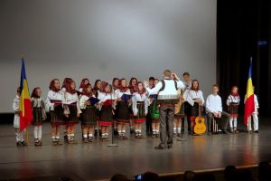 „Uniţi de Centenar”, spectacol emoţionant susţinut de copii şi tineri din sistemul de ...