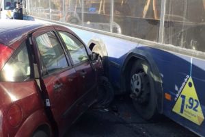 ACcident rutier in zona Școlii nr. 23 din Constanta. Doua autoturisme si un autobuz, implicate. Ce au stabilit politistii (galerie foto)
