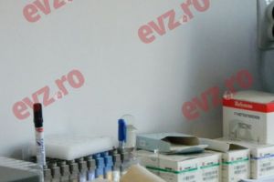 Biochimiştii, biologii şi chimiştii din laboratoarele medicale protestează în faţa Parlamentului. Salariile lor sunt de trei ori mai mici în comparaţie cu cele ale medicilor

