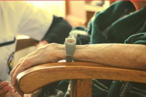 Brăţară cu buton de urgenţă pentru bătrânii singuri