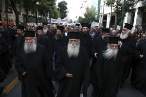 Le-au tăiat banii! Guvernul grec a scos preoţii din rândul funcţionarilor publici