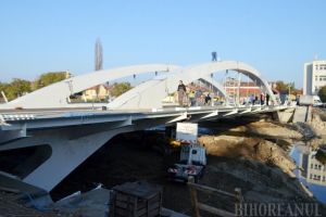 S-a turnat placa de beton. Podul Centenarului ar putea fi dat în folosinţă la sfârşitul lunii noiembrie (FOTO)