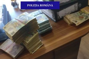Percheziţiile s-au terminat: Poliţiştii au ridicat sute de mii de lei şi aparatură, 14 persoane au fost duse la audieri (FOTO)