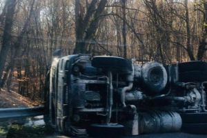 Autocamion răsturnat în Ivăneşti