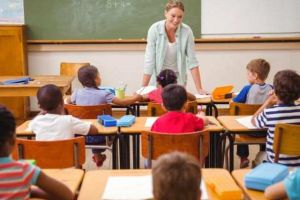 Învăţământul „gratuit” din România îi costă lunar pe părinţi echivalentul a şase alocaţii – STUDIU