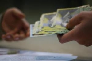 S-a adoptat salariul minim diferenţiat, în funcţie de studii