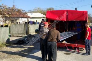ISU Dâmboviţa a donat unei familii, afectate de un incendiu, tablă pentru noul acoperiş