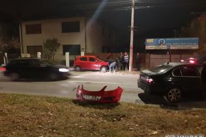FOTO, VIDEO. Accident în centrul municipiului Alba Iulia: Două maşini s-au ciocnit