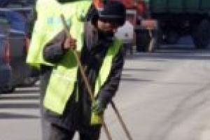 Robu a găsit soluţia pentru gunoiul din oraş: aduce asistaţii social să fie măturători la Horticultura