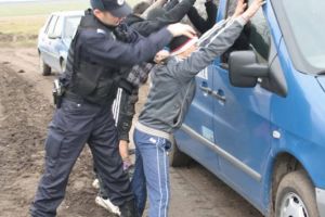 Copil de 13 ani  violat de 3 tineri. Totul a fost filmat şi publicat pe internet