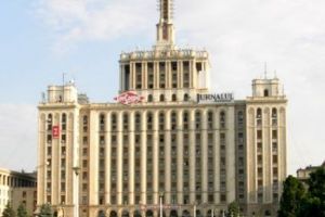 SAVUROS. Rendez-vous de GRADUL III într-un WC din CASA PRESEI. Reporter de Cursă Lungă