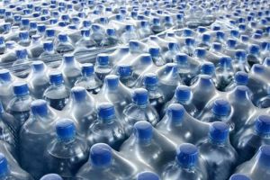 Cât de periculoasă este apa la PET. De ce militează specialiştii pentru cea la sticlă