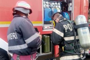 Lupta cu focul s-a mutat la Piteşti. Incendiu pe Nicolae Bălcescu!