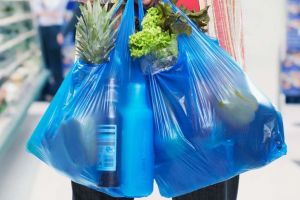 Stop risipei! După interzicerea pungilor din nailon cu mâner, urmează şi alte obiecte de unică folosinţă din plastic