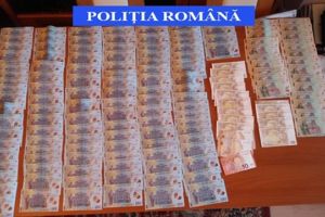 Aproape o mie de pachete de ţigări, un pistol şi sume importante de bani, confiscate în urma unei percheziţii