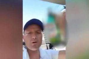 Live pe Facebook la volan – Cu o mână ţine volanul, iar în cealaltă are o bere