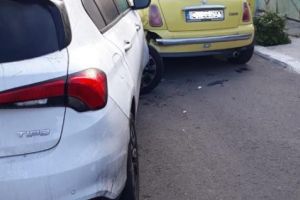 Accident bizar in Constanta. A lovit doua masini si a fugit. Pe jos. Masina a lasat-o la locul faptei (galerie foto)