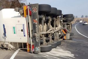 Autotransportor răsturnat pe E60, între Nadeş şi Hetiur
