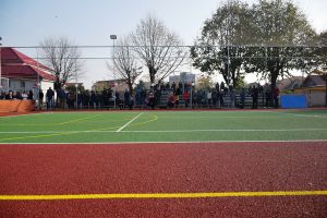 FOTO. Teren de sport ultramodern la o şcoală din Satu Mare. Investiţie de aproape 100.000 de euro