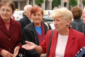 Vârsta de pensionare a femeilor creşte la 65 de ani