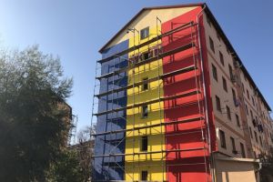 Bloc din Timisoara zugravit in culorile steagului Romaniei, de Centenarul Marii Uniri