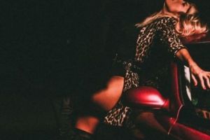 DIVA a făcut DRAGOSTE pe capota maşinii. N-a MAI ȚINUT CONT de NIMIC - Galerie FOTO INCENDIARĂ