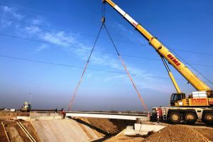 Se montează grinzile pe podul peste Peţa al noului drum de Sântandrei (FOTO)