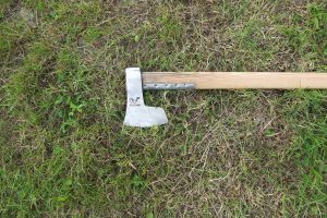 Femeie arestată pentru tentativă de omor după ce i-a dat cu toporul în cap unui tânr de 17 ani