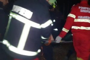 Accident GROAZNIC soldat cu un MORT şi doi RĂNIŢI. Echipaje SMURD şi de AMBULANŢĂ au sosit la faţa locului