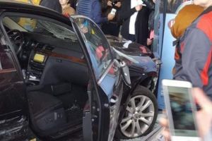 A intrat cu maşina într-un mall din România. Mai multe persoane au fost rănite, un bărbat a fost înjunghiat (VIDEO)