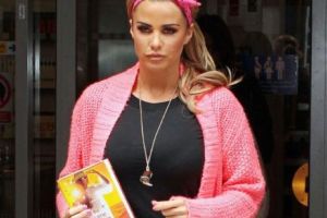 Situaţie DISPERATĂ pentru o DIVĂ. Se ROAGĂ în GENUNCHI sa fie luată de NEVASTĂ. GALERIE FOTO