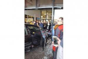 Tanarul care a injunghiat un om si a intrat cu masina in multime i-a infiorat pe oameni. 