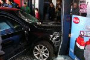 VIDEO Atac terorist sa incompetenta politieneasca? “Trebuie sa curga sange in tara asta”, a strigat descreieratul care a injunghiat un om, a lovit doi pietoni si s-a napustit cu masina intr-un Mall din Braila, unde a mai ranit doi oameni