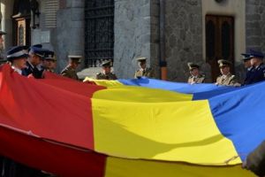 Drapelul naţional, arborat pe turnul Palatului Administrativ