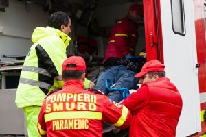 Incident grav in Braila: zece persoane ranite dupa ce un barbat a intrat cu masina in ele