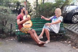 Cel mai faimos muzician ghanez îşi spune povestea in emisiunea Iulianei Marciuc