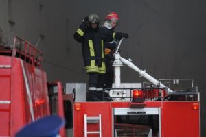 Incendiu MAJOR în România. ARD sute de metri pătraţi. POMPIERII sunt în ALERTĂ