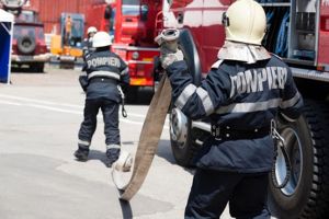 Un incendiu puternic a izbucnit la un depozit de mase plastice din Ploiesti