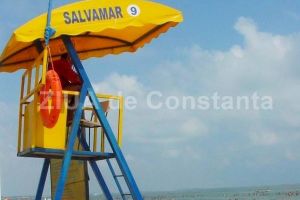 Primaria a incheiat contractul: O firma cu doi salariati livreaza foisoarele pentru salvamar pe plajele din Constanta si Mamaia (document) 