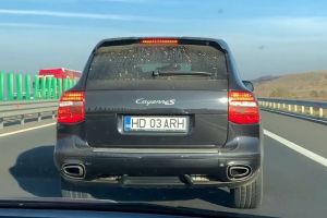 VIDEO. Șoferul unei maşini de lux, acuzat de şicane în trafic, pe autostradă în zona Sebeş