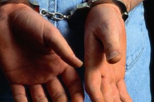 Patru bătăuşi şi un tâlhar reţinuţi de poliţiştii hunedoreni