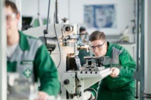 Operatorii economici, invitaţi să trimită solicitări privind şcolarizarea elevilor în învăţământul profesional