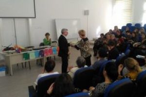 Învăţătorii pensionari, distinşi cu diplomă de excelenţă, pentru întreaga activitate didactică