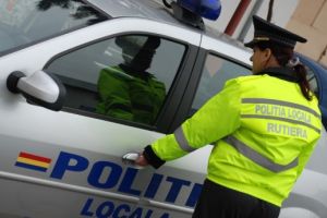 Politist local din Iasi injunghiat de trei ori intr-un conflict