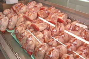 Cum recunoşti carnea de pui injectată cu hormoni! Acum vei şti ce trebuie să cumperi!