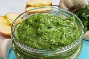 Sos extraordinar de gustos din pătrunjel, mere şi usturoi – o bombă de vitamine!